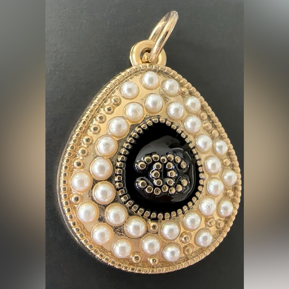 VINTAGE AUTHENTIC CHANEL PEARL BEAD CC BLACK AND GOLD TONE ZIPPER PULL PENDANT - Picture 4 of 6